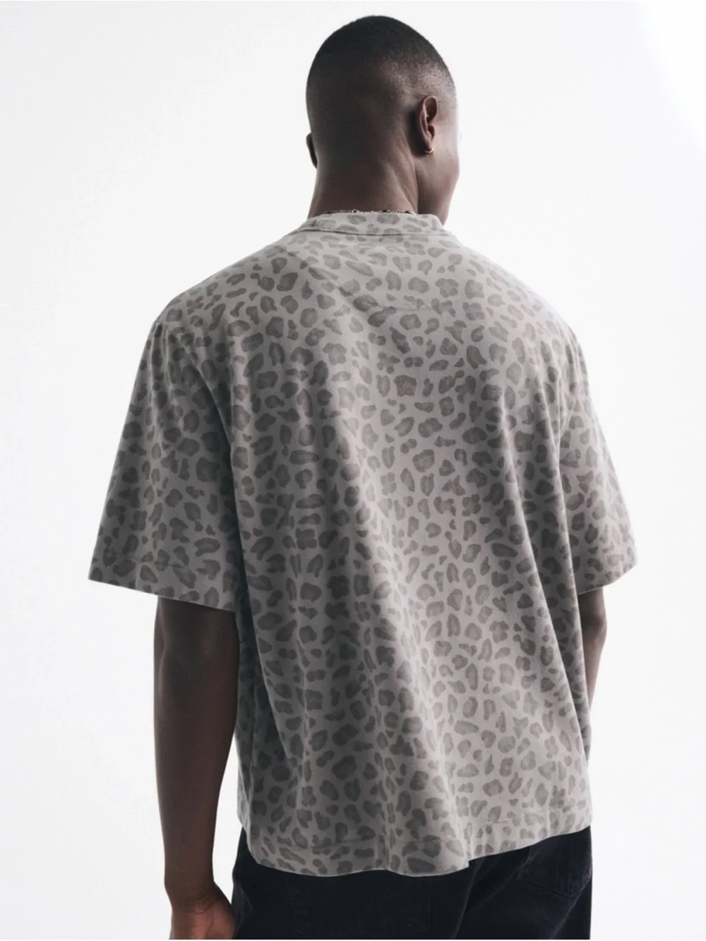 Abercrombie & Fitch Gray Leopard Print Crewneck cropped Men’s Tee